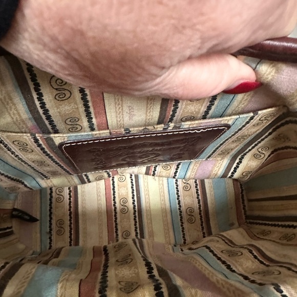 Brighton 🤎 Tan w/ Brown Croc Woven Bag with “London Groove” Medallion Pendant - Picture 12 of 13